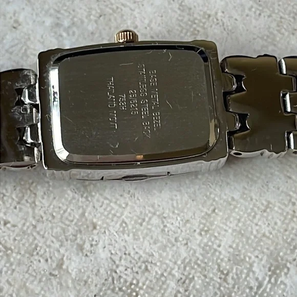 Armitron lady battery water resistant silver and gold - Picture 7 of 7